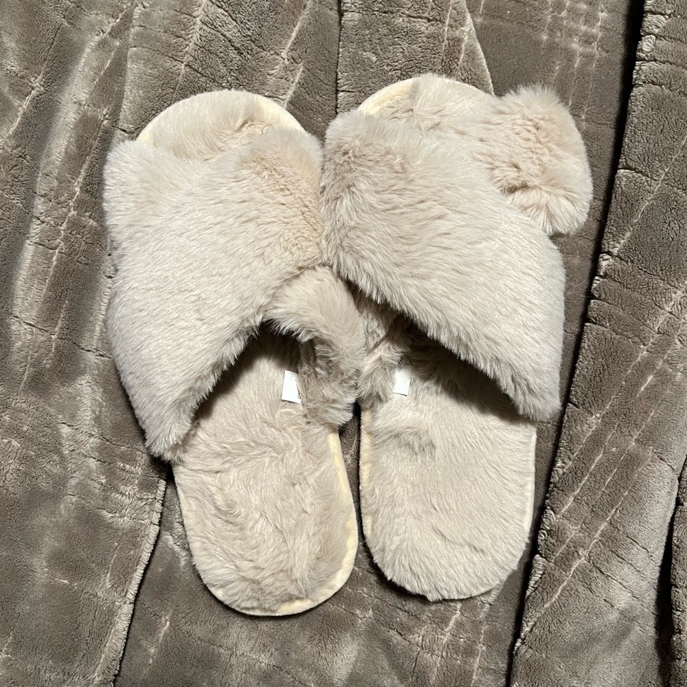 NWOT Cream Faux Fur Women's Slippers